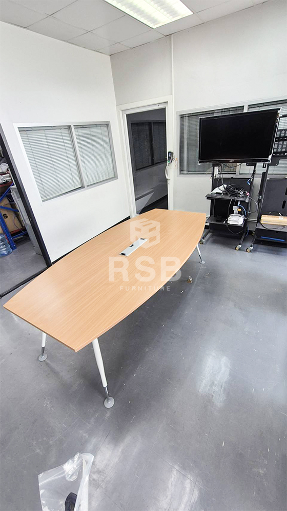 จัดส่งถึงที่เรียบร้อยค่ะ หน้างานนี้จัดส่งภายในห้องประชุมของออฟฟิศ ลูกค้าเลือกใช้โต๊ะประชุมขาเหล็ก ท๊อปทรงเรือใบ