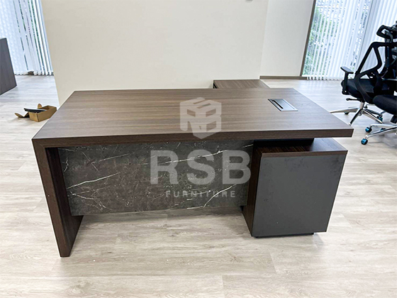 สำหรับหน้างานนี้ลูกค้าเลือกใช้เป็นโต๊ะผู้บริหารตัวแอล รุ่นบังหน้าดีไซน์เมลามีนลายหินอ่อน ขนาด กว้าง 180 ยาว 160 และสูง 75 cm