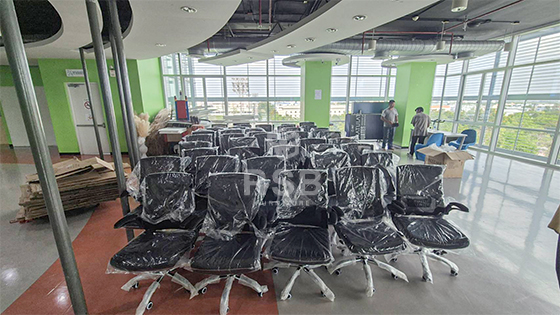 ส่งถึงที่เรียบร้อยค่ะ หน้างานนี้ลูกค้าได้เลือกซื้อเก้าอี้ไว้ใช้สำหรับในออฟฟิศ ให้พนักงานนั่งทำงานค่ะ