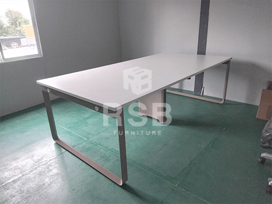 จัดส่งและประกอบติดตั้งเรียบร้อยค่ะ สำหรับหน้างานนี้ลูกค้าต้องการโต๊ะประชุมที่มีความทันสมัย