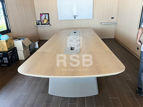 จัดส่งและประกอบติดตั้งถึงสถานที่เรียบร้อย โต๊ะประชุมขนาด 420 x 150 cm ท๊อปโต๊ะหนา 60 mm