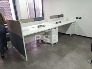 ลูกค้าได้เลือกซื้อโต๊ะทำงานกลุ่ม 4 ที่นั่ง พร้อมฉากกั้นบนท๊อป และฉากกั้นข้างเต็มแผ่น จากพื้น ใช้แทนขาโต๊ะ