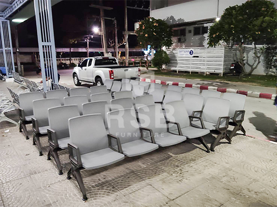 รีวิวภาพถ่ายจากหน้างาน จัดส่งเก้าอี้แถว รุ่นพนักพิงและที่นั่งวัสดุ High strength PP