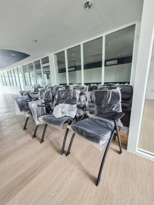 ห้องสัมมนาแต่ละที่นิยมใช้เป็นเก้าอี้เลคเชอร์ หน้างานนี้ได้เลือกเก้าอี้เลคเชอร์ พนักพิงหลังใหญ่ โค้งเว้า