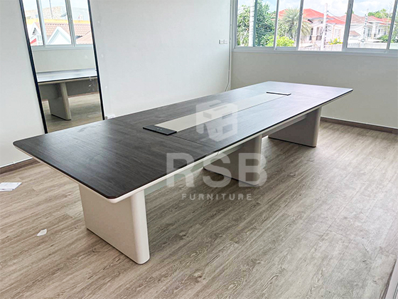 ภาพถ่ายจากหน้างานจัดส่งโต๊ะประชุม ดีไซน์ TOP MDF โค้งเว้า พร้อมกล่องปลั๊กไฟ โต๊ะขนาด กว้าง 360 x ลึก 120 cm