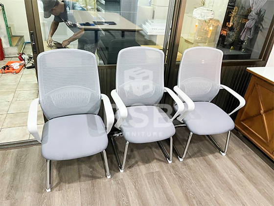 จัดส่งเรียบร้อยเก้าอี้สำนักงานขาเหล็กตัว C พนักพิงหลังใหญ่โครงสีเทา