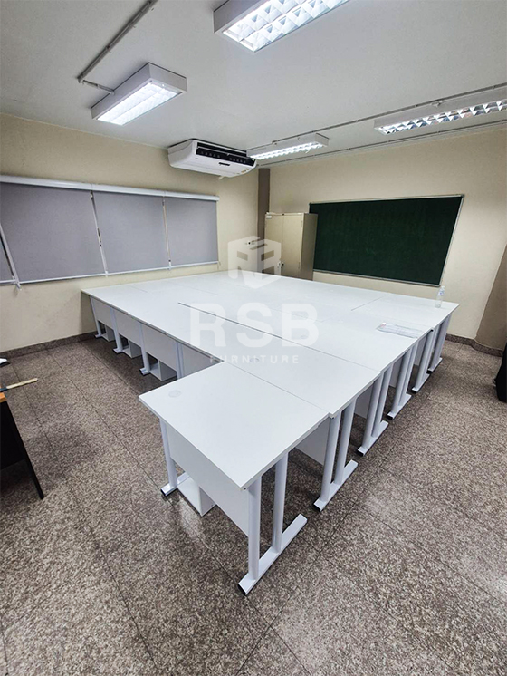ห้องเรียนคอมพิวเตอร์มักจะนิยมใช้ โต๊ะคอมพิวเตอร์ รุ่นที่มี ช่องด้านล่างสำหรับวาง CPU ค่ะ