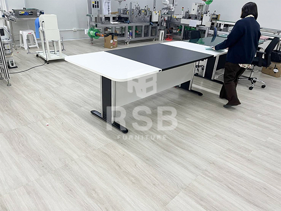 ลูกค้าต้องการโต๊ะที่มีขนาด กว้าง 240 ลึก 120 สูง 75 cm และเปลี่ยนสีท๊อปได้ 2 สี