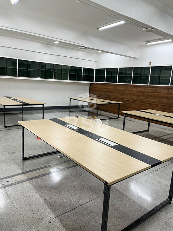 จัดส่งถึงที่เรียบร้อยแล้วค่ะสำหรับหน้างานนี้ ลูกค้าได้เลือกซื้อโต๊ะประชุมทรงสี่เหลี่ยม ขาเหล็กกล่องตัว C ขนาดหน้ากว้างพิเศษ 140 cm