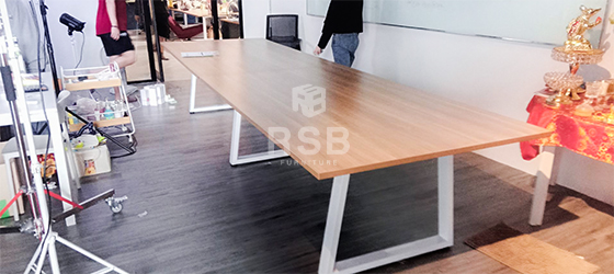 จัดส่งและประกอบติดตั้งเรียบร้อยค่ะ ลูกค้าเลือกซื้อโต๊ะประชุมแบบ 3 ขา ตัวต่อ ขาเป็นเหล็กทรงกล่อง