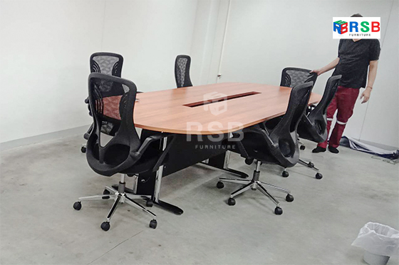 หน้างานนี้จัดส่งโต๊ะประชุมและเก้าอี้นั่งประชุม พร้อมประกอบติดตั้งให้เสร็จเรียบร้อยค่ะ