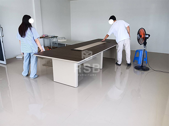 รีวิวภาพถ่ายจากหน้างานจัดส่งภายในห้องประชุมของออฟฟิศเปิดใหม่ โต๊ะประชุม 3 ขา