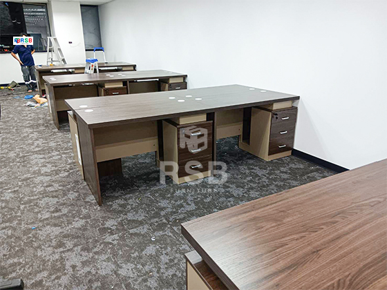 สำหรับหน้างานนี้ลูกค้าต้องการโต๊ะทำงานที่มีโทนสีเข้ม ได้เข้ามาเลือกซื้อที่โชว์รูม RSB FURNITURE เลือกไปมาหลายแบบ
