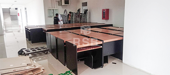 จัดส่งเรียบร้อยโต๊ะคอมพิวเตอร์ขาไม้ พร้อมกับเก้าอี้ทรงจัดเลี้ยง ขาเหล็กหนา