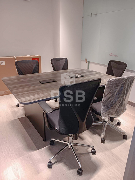 รีวิวภาพถ่ายจากหน้างานภายในห้องประชุม ลูกค้าเลือกซื้อโต๊ะประชุมขาไม้ พร้อมเก้าอี้ประชุม