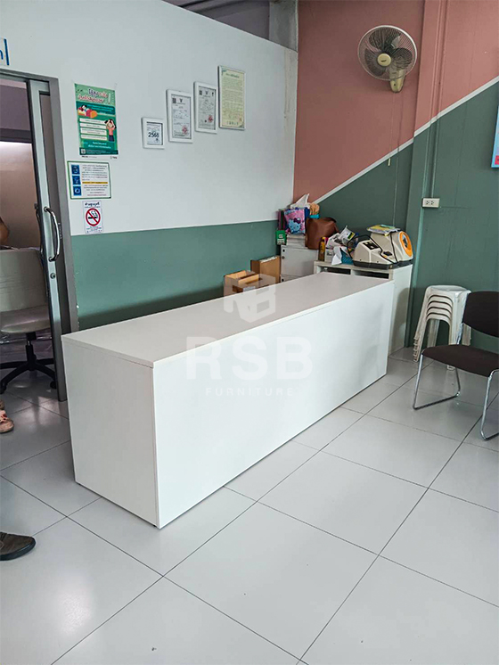 จัดส่งเคาน์เตอร์สำนักงาน ลูกค้าสั่งไม่เอาชั้นโล่งใส่ของด้านบน