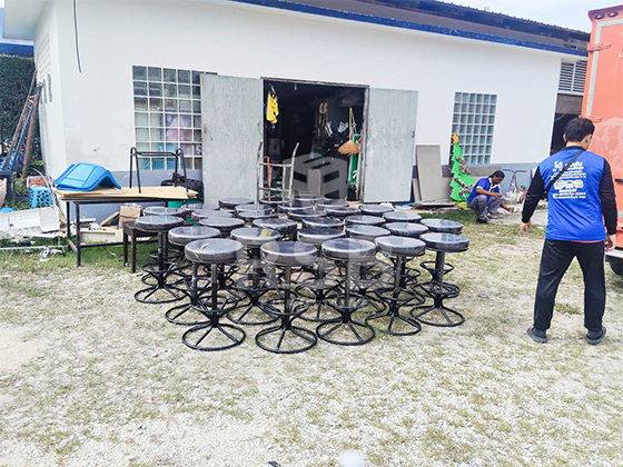 จัดส่งเรียบร้อยค่ะ ลูกค้าสั่งซื้อเก้าอี้บาร์รุ่นไม่มีล้อ โครงขาเหล็กแบบหนา