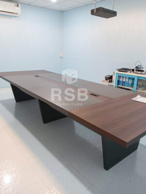 หน้างานในภาพ จัดส่งโต๊ะประชุม 3 ขา แบบหนา ดีไซน์ขาทรง คางหมู