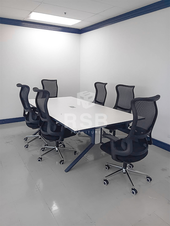 รีวิวภาพถ่ายจากหน้างาน จัดส่งโต๊ะประชุมพร้อมเก้าอี้ผู้บริหาร หน้างานเป็นโซนภายในห้องประชุมค่ะ