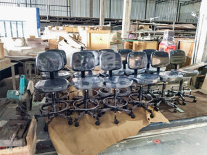 รีวิวภาพถ่ายจากหน้างานจัดส่ง เก้าอี้บาร์สูง มีล้อและมีพนักพิง รุ่นนี้มีสีหนังให้เลือกหลายสีเลย