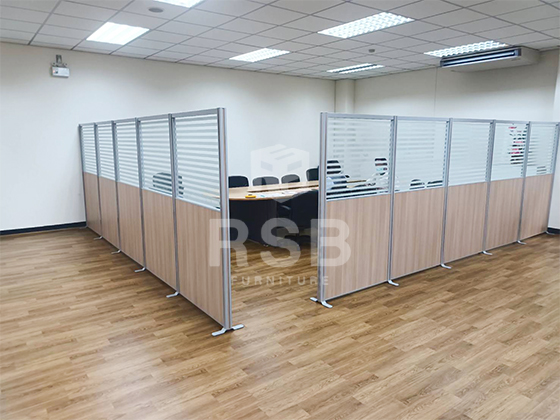 รีวิวภาพถ่ายจากหน้างาน ลูกค้าสั่งซื้อพาทิชั่น แบบครึ่งทึบ วัสดุไม้ ครึ่งกระจกใสยิงลาย มีเฟรมปิดด้านล่าง ไม่มีกล่องไฟ