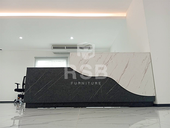 จัดส่งเรียบร้อยค่ะ ลูกค้าเลือกใช้เคาน์เตอร์ประชาสัมพันธ์ ลายหินอ่อนขาวสลับดำ