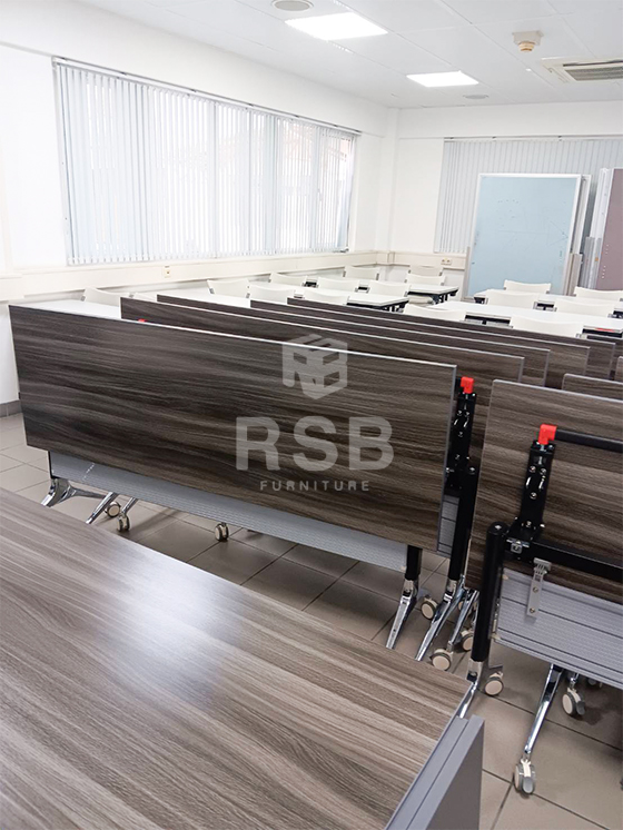 สำหรับหน้างานนี้ จัดส่งเรียบร้อยโต๊ะพับล้อเลื่อน ขนาดกว้าง 180 cm ท๊อปโต๊ะสีกราไฟท์ลายไม้