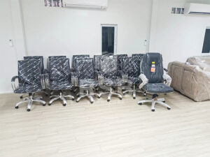 รีวิวภาพถ่ายจากหน้างานจัดส่งเก้าอี้สำนักงาน พนักพิงหุ้มหนัง จำนวน 2 รุ่น