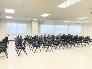 รีวิวภาพถ่ายจากหน้างานจัดส่งเก้าอี้ขาเหล็ก 4 ขา รุ่นเบาะนั่งพับได้จำนวนหลายตัวเลยค่ะ