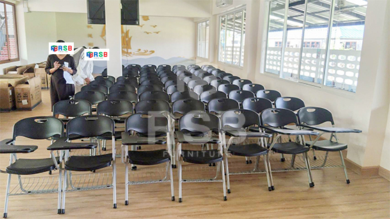 สำหรับหน้างานนี้จัดส่งเก้าอี้เลคเชอร์รุ่นพับได้จำนวนหลายตัวเลยค่ะ ในภาพจัดส่งภายในห้องอบรม