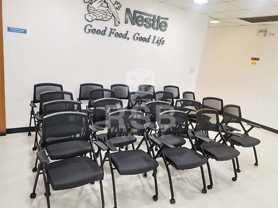 ภาพถ่ายจากหน้างานจัดส่งเก้าอี้แบบมีล้อ ขาเหล็กหนา 1.5 mm รุ่นพับได้