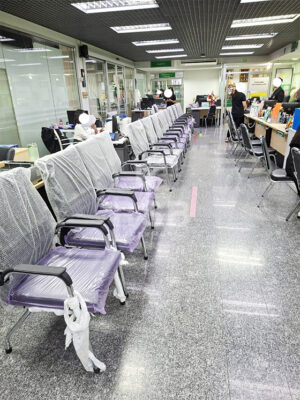 ภาพถ่ายจากหน้างานจัดส่งเก้าอี้ขาเหล็ก 4 ขา แบบหนา พนักพิงสูง