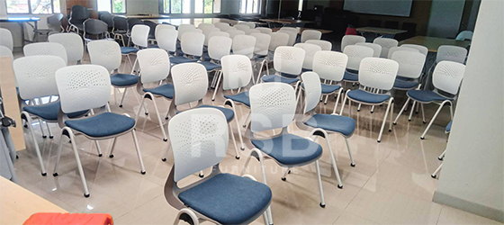 สำหรับหน้างานนี้ลูกค้าต้องการเก้าอี้ที่มีสไตล์โมเดิร์น มินิมอล จึงเลือกเป็นเก้าอี้ รุ่น 4776