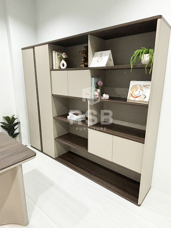 ภาพถ่ายจากหน้างานจัดส่งตู้เอกสาร ตู้โชว์ ไซด์บอร์ดสูง ลูกค้าได้สั่งซื้อนำไปจัดวางไว้ข้างโต๊ะทำงานผู้บริหาร