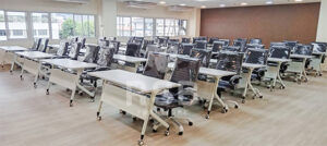 ภาพถ่ายจากหน้างานจัดส่งโต๊ะพับล้อเลื่อนและเก้าอี้สำนักงาน พนักพิงระดับกลาง