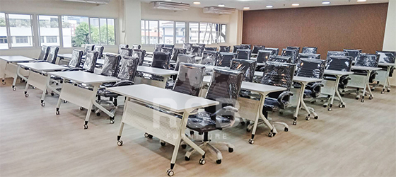 ภาพถ่ายจากหน้างานจัดส่งโต๊ะพับล้อเลื่อนและเก้าอี้สำนักงาน พนักพิงระดับกลาง