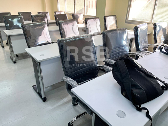 จัดส่งเรียบร้อยหน้างานนี้เลือกซื้อโต๊ะคอมพิวเตอร์ขาเหล็กปั้มเงาพร้อมกับเก้าอี้สำนักงานพนักพิงระดับกลาง