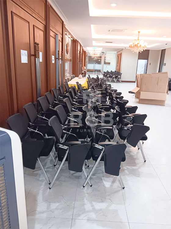 รีวิวภาพถ่ายจากหน้างานภายในห้องประชุม ลูกค้าเลือกใช้เก้าอี้เลคเชอร์ รุ่นพับได้ รุ่นนี้เป็นรุ่นขายดีด้วย