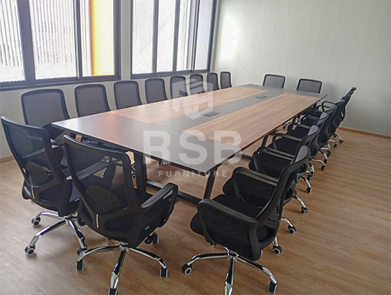 ในภาพเป็นออฟฟิศเปิดใหม่ ลูกค้าได้เลือกสั่งซื้อเก้าอี้นั่งทำงาน 2 รุ่น กับทางเราไปใช้ภายในแต่ละห้องจำนวนหลายตัวเลย