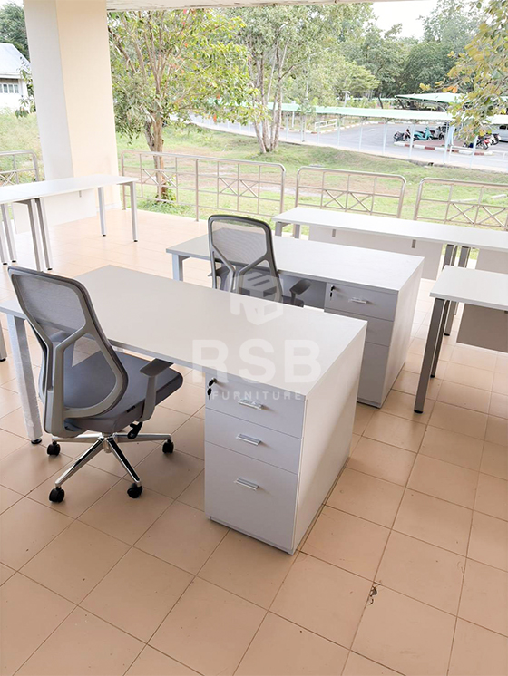 ภาพถ่ายจากหน้างาน จัดส่งเรียบร้อยโต๊ะทำงานขาเหล็กตรง 3 ลิ้นชัก พร้อมเก้าอี้สำนักงานสีเทา