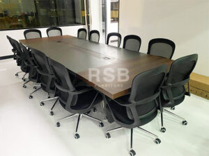 ภาพถ่ายจากหน้างานจัดส่งโต๊ะประชุมพร้อมกับเก้าอี้นั่งประชุม ภายในห้องประชุมของโรงเรียนค่ะ