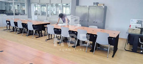 ภาพถ่ายจากหน้างานจัดส่งโต๊ะคอมพิวเตอร์พร้อมเก้าอี้ขาเหล็กภายในห้องเรียนค่ะ