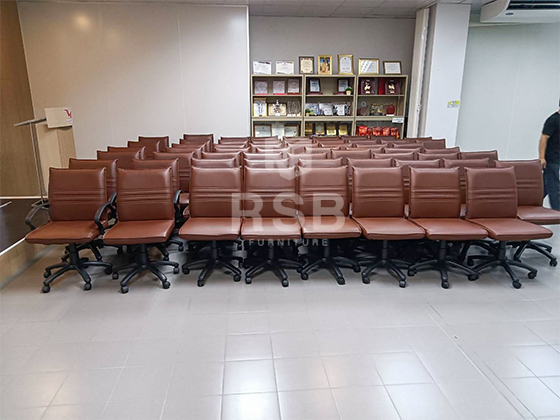 รีวิวภาพถ่ายจากหน้างานจริง นำเก้าอี้สำนักงานเบาะหนังทั้งตัว รุ่นขายดี ไปจัดส่งค่ะ