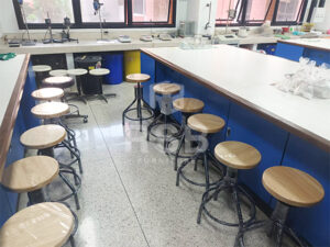 ในภาพจัดส่งเก้าอี้บาร์ เตี้ย ภายในโรงเรียน  รุ่นไม่มีล้อ เบาะนั่งสามารถปรับสูงต่ำได้ด้วยระบบหมุนเกลียว