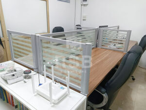 หน้างานนี้ลูกค้าสั่งซื้อมินิสกรีน แบบกระจกขัดลาย กรอบอลูมิเนียม ไปติดตั้งบนโต๊ะทำงานของลูกค้าค่ะ