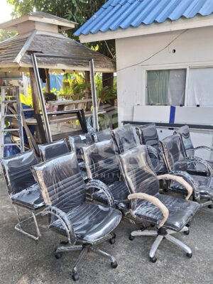 จัดส่งเก้าอี้สำนักงาน 2 รุ่น รุ่นแรกเป็นเก้าอี้สำนักงานพนักพิงระดับกลางส่วนอีกรุ่นเป็นเก้าอี้สำนักงานไม่มีล้อ