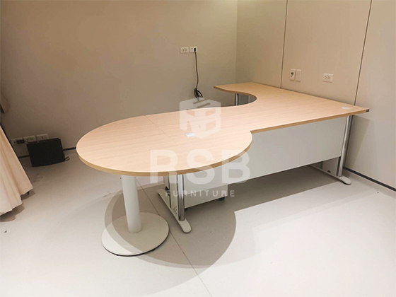 ภาพถ่ายจากหน้างานจริงค่ะ ในภาพนำโต๊ะทำงานเข้ามุม ยี่ห้อ MONO รุ่น MT 1818 L