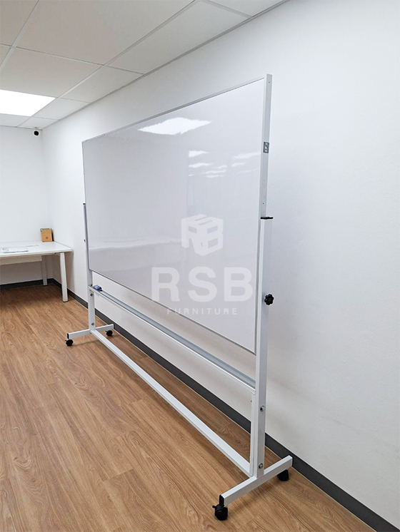 ภาพถ่ายจากหน้างานจริงค่ะ จัดส่งกระดาษไวท์บอร์ด รุ่นมีล้อ ขาเหล็กพ่นสีอลูมิเนียม ภายในห้องประชุม