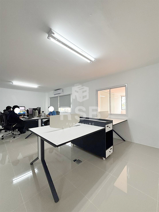 รีวิวภาพถ่ายจากหน้างาน จัดส่งโต๊ะทำงานกลุ่ม แบบ 4 ที่นั่ง รุ่นตู้ลิ้นชักอยู่ตรงกลาง