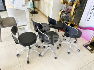 รีวิวภาพถ่ายจากหน้างาน จัดส่งเก้าอี้บาร์ภายในคลีนิคค่ะ ลูกค้าได้สั่งซื้อเก้าอี้บาร์ มีพนักพิงหลัง